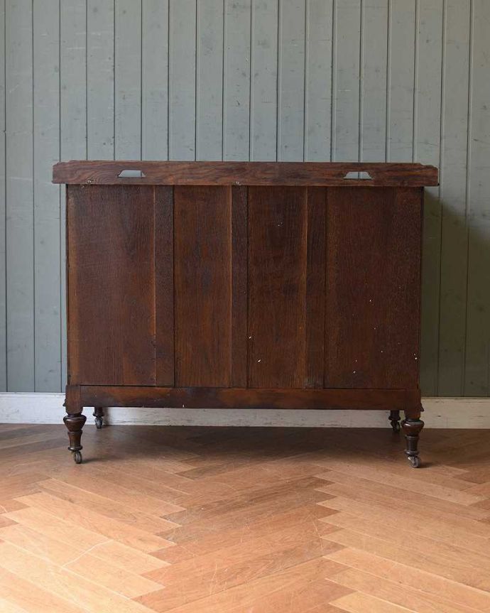 アンティークのチェスト　アンティーク家具　英国輸入のアンティーク家具、キャスター付きのカップボードチェスト。アンティークは新品ではないので、もちろん経年変化によるキズはありますが、専門の職人が目立たないようキレイにお直しをしているので、後姿までキレイです。(q-1020-f)