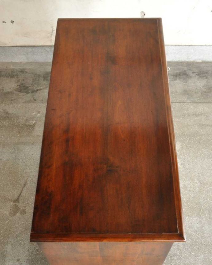 アンティークのチェスト　アンティーク家具　鍵が掛かる落ち着いた茶色のアンティーク英国家具のチェスト。天板も木目がとってもキレイです。(q-1021-f)