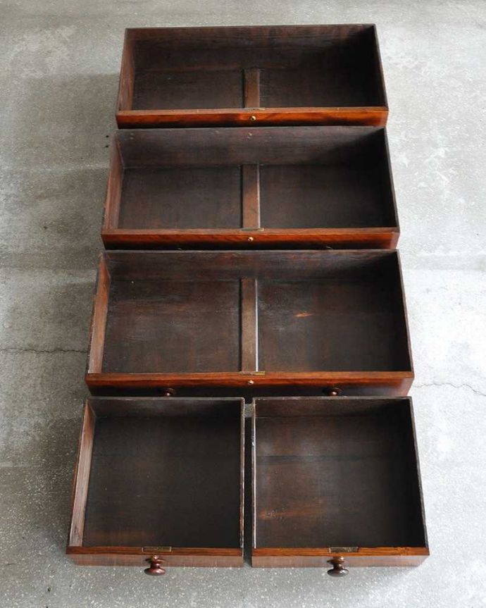 アンティークのチェスト　アンティーク家具　鍵が掛かる落ち着いた茶色のアンティーク英国家具のチェスト。引き出しは手前が1段目です。(q-1021-f)