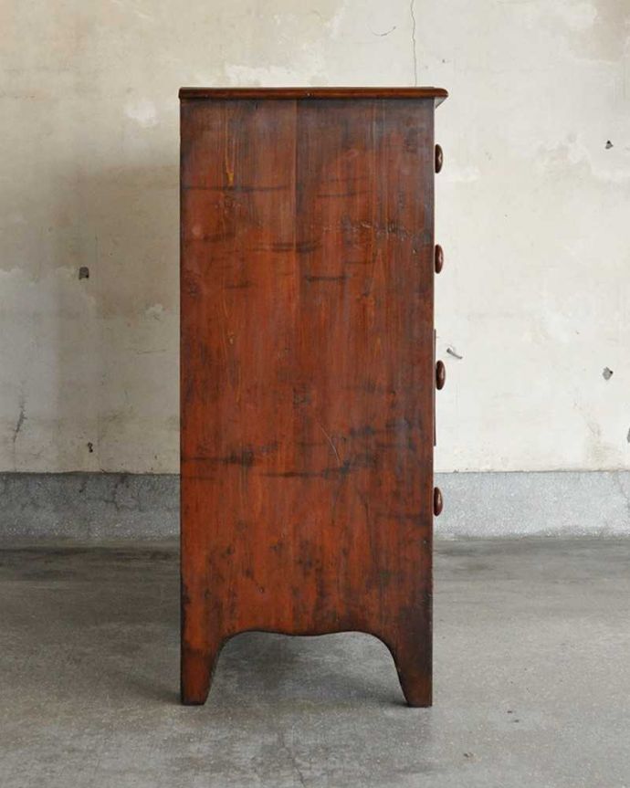 アンティークのチェスト　アンティーク家具　鍵が掛かる落ち着いた茶色のアンティーク英国家具のチェスト。サイドから見ても絵になります。(q-1021-f)