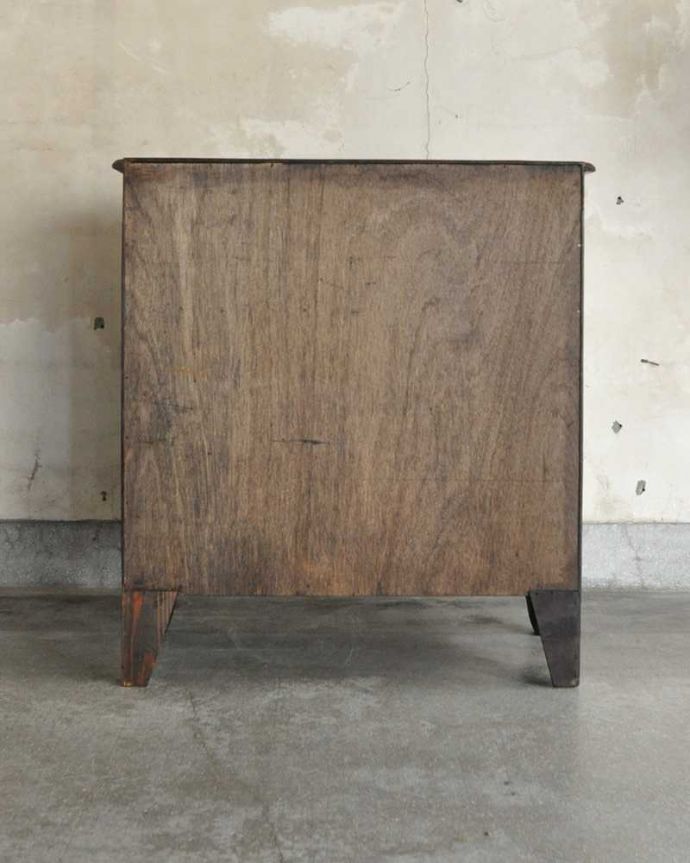 アンティークのチェスト　アンティーク家具　鍵が掛かる落ち着いた茶色のアンティーク英国家具のチェスト。アンティークは新品ではないので、もちろん経年変化によるキズはありますが、専門の職人が目立たないようキレイにお直しをしているので、後姿までキレイです。(q-1021-f)