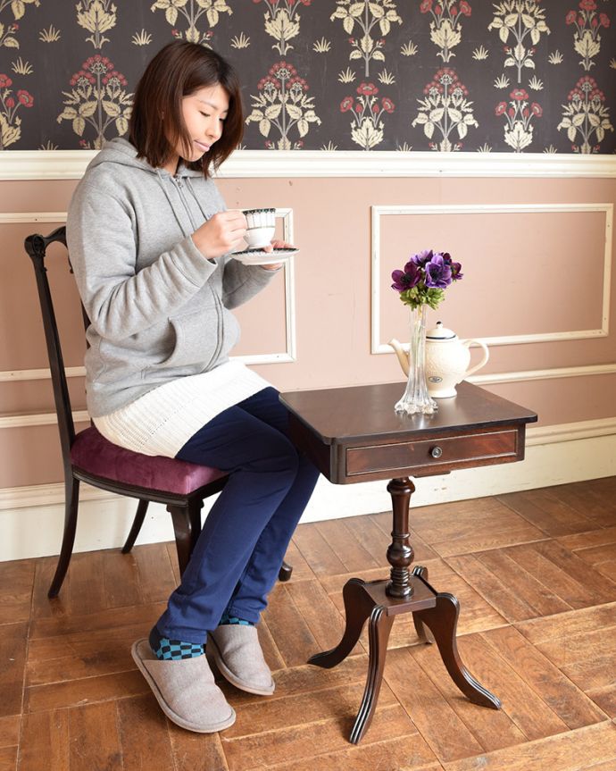 アンティークのテーブル アンティーク家具 英国紳士のスモーキングテーブル(サイドテーブル)、マホガニー材のアンティーク家具。玄関で花器を飾ったり、ソファの横に持ってくれば、ちょうどいいサイドテーブルに。(q-1022-f)