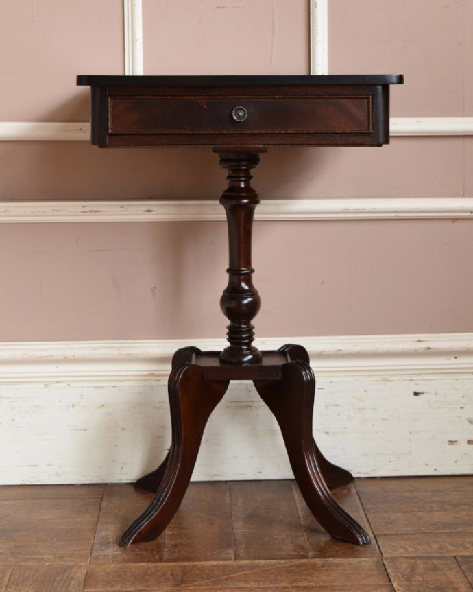 アンティークのテーブル アンティーク家具 英国紳士のスモーキングテーブル(サイドテーブル)、マホガニー材のアンティーク家具。アンティークは新品ではないので、経年変化によるキズはありますが、専門の職人によって目立たないようにキレイにお直しをしています。(q-1022-f)