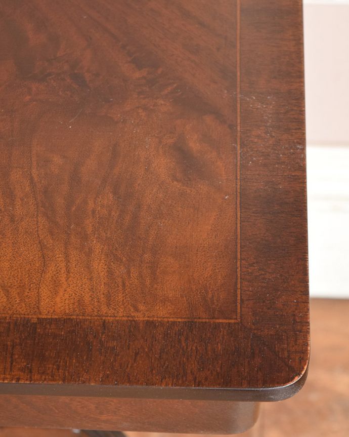 アンティークのテーブル アンティーク家具 英国紳士のスモーキングテーブル(サイドテーブル)、マホガニー材のアンティーク家具。表情のある美しい木目です。(q-1022-f)