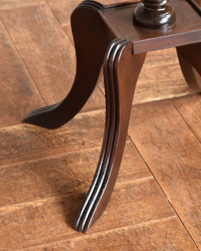 アンティークのテーブル アンティーク家具 英国紳士のスモーキングテーブル(サイドテーブル)、マホガニー材のアンティーク家具。脚先までこだわりのシルエット。(q-1022-f)