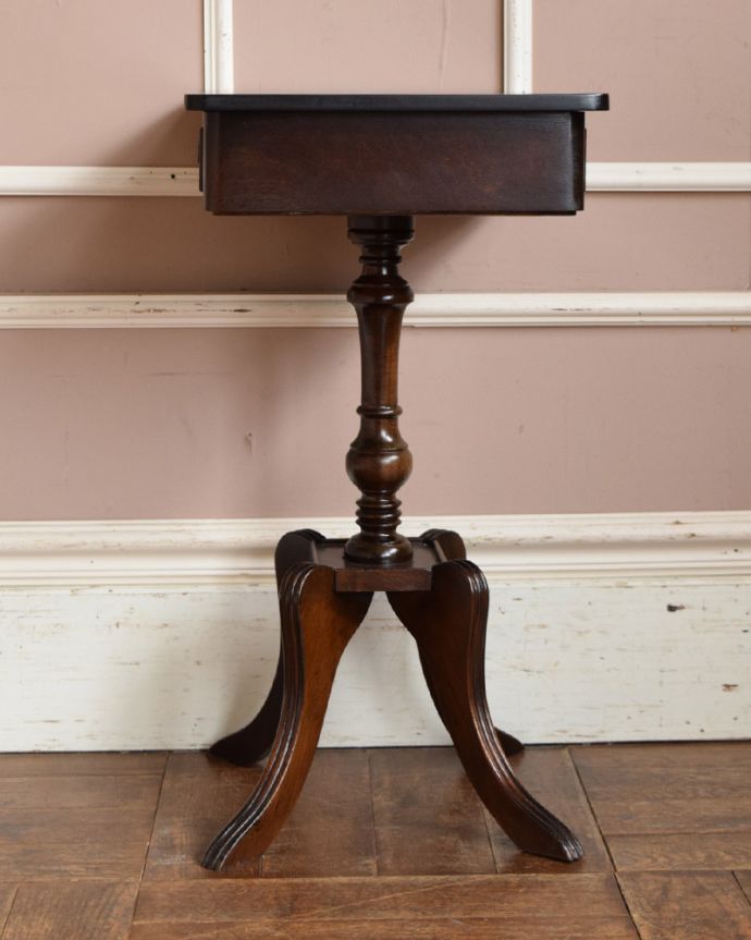 アンティークのテーブル アンティーク家具 英国紳士のスモーキングテーブル(サイドテーブル)、マホガニー材のアンティーク家具。サイドから見ても美しいです。(q-1022-f)