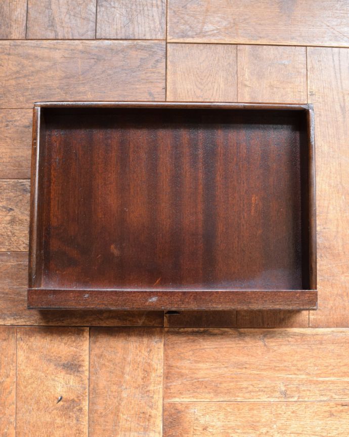 アンティークのテーブル アンティーク家具 英国紳士のスモーキングテーブル(サイドテーブル)、マホガニー材のアンティーク家具。中までキレイに修復してありますので、届いてすぐにいろんなものを収納して使って下さいね。(q-1022-f)