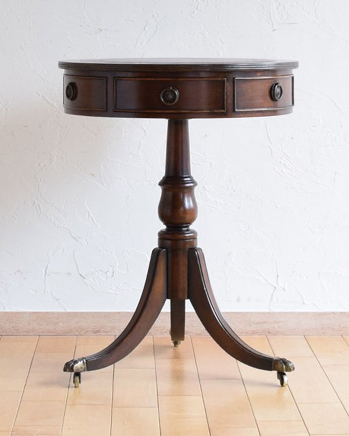 q-1023-f アンティークオケージョナルテーブルの横"