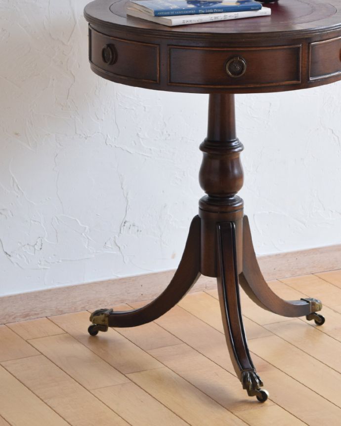 アンティークのテーブル アンティーク家具 英国アンティークの家具、引き出し付きのテーブル(ドラムテーブル)。アンティークは新品ではないので、経年変化によるキズはありますが、専門の職人によって目立たないようにキレイにお直しをしています。(q-1023-f)