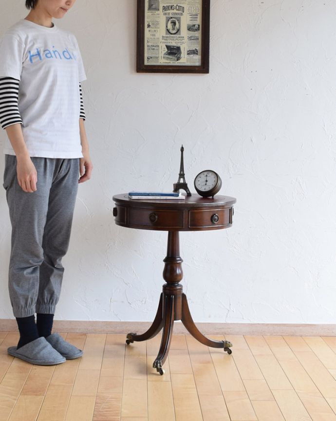 アンティークのテーブル アンティーク家具 英国アンティークの家具、引き出し付きのテーブル(ドラムテーブル)。玄関で花器を飾ったり、ソファの前に持ってくれば、ちょうどいいサイドテーブルに。(q-1023-f)