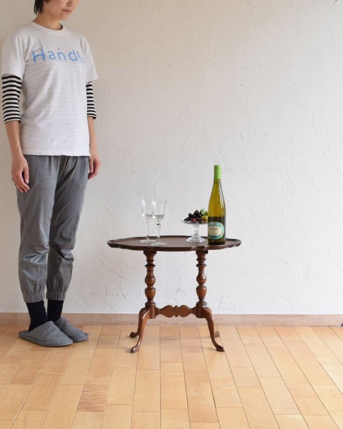 アンティークのテーブル　アンティーク家具　美しい天板と脚を持つアンティーク家具、英国輸入のワインテーブル。ソファの前に持ってくれば、ちょうどいいサイドテーブルに。(q-1026-f)