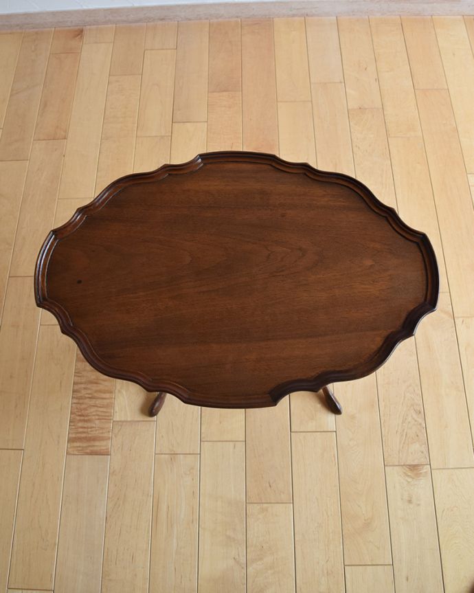 アンティークのテーブル　アンティーク家具　美しい天板と脚を持つアンティーク家具、英国輸入のワインテーブル。縁のデザインが可愛い美しい天板です。(q-1026-f)