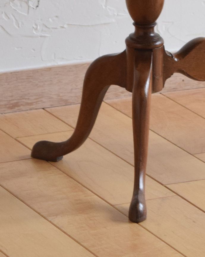 アンティークのテーブル　アンティーク家具　美しい天板と脚を持つアンティーク家具、英国輸入のワインテーブル。カーブが美しい４本脚でしっかりテーブルを支えます。(q-1026-f)