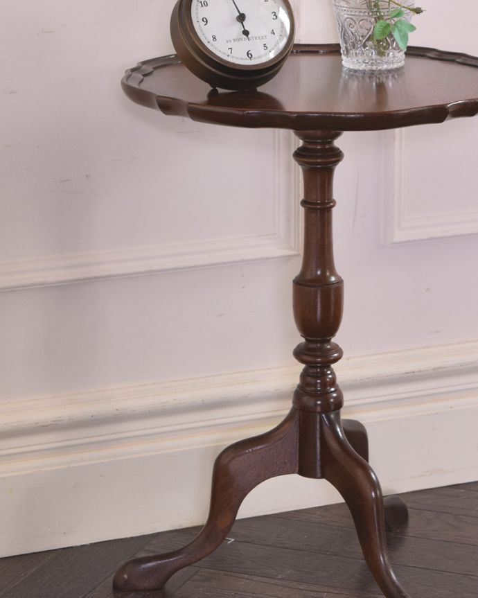 アンティークのテーブル　アンティーク家具　英国アンティーク家具、高級感が感じられる天板のワインテーブル（オケージョナルテーブル）。落ち着いた雰囲気なので、和室でもお使いいただけますよ。(q-1030-f)