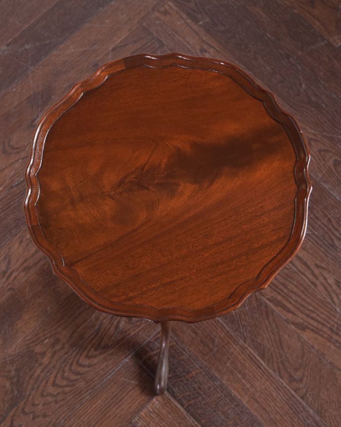 アンティークのテーブル　アンティーク家具　英国アンティーク家具、高級感が感じられる天板のワインテーブル（オケージョナルテーブル）。上から見ると、天板はこんな感じ。(q-1030-f)