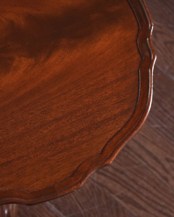 アンティークのテーブル　アンティーク家具　英国アンティーク家具、高級感が感じられる天板のワインテーブル（オケージョナルテーブル）。きちんと修復しているので、届いたその日からお使いいただけます。(q-1030-f)