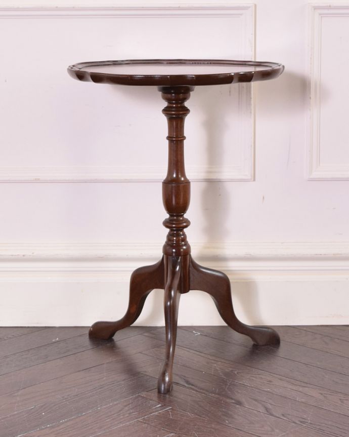 アンティークのテーブル　アンティーク家具　英国アンティーク家具、高級感が感じられる天板のワインテーブル（オケージョナルテーブル）。アンティークは新品ではないので、もちろん経年変化によるキズはありますが、専門の職人が目立たないようキレイにお直しをしているので、後姿までキレイです。(q-1030-f)