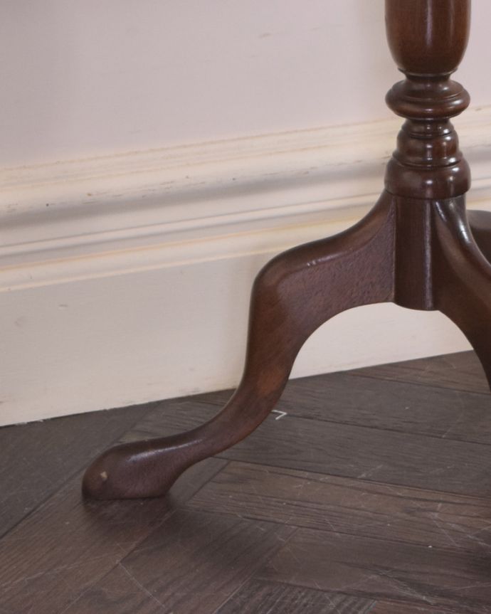 アンティークのテーブル　アンティーク家具　英国アンティーク家具、高級感が感じられる天板のワインテーブル（オケージョナルテーブル）。しっかりお直ししてあるので安定感があります。(q-1030-f)