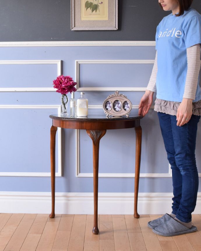 アンティークのテーブル アンティーク家具 イギリスから届いたアンティーク家具、ガラス天板のハーフムーンコンソールテーブル。そっと壁に付けて置くだけで、オシャレな雰囲気に。(q-1032-f)