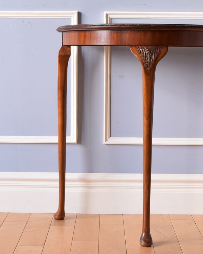 アンティークのテーブル アンティーク家具 イギリスから届いたアンティーク家具、ガラス天板のハーフムーンコンソールテーブル。落ち着いた雰囲気なので、和室でもお使いいただけますよ。(q-1032-f)
