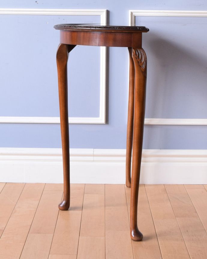 アンティークのテーブル アンティーク家具 イギリスから届いたアンティーク家具、ガラス天板のハーフムーンコンソールテーブル。サイドはこんなにスッキリ!場所を取らないので使いやすいです。(q-1032-f)