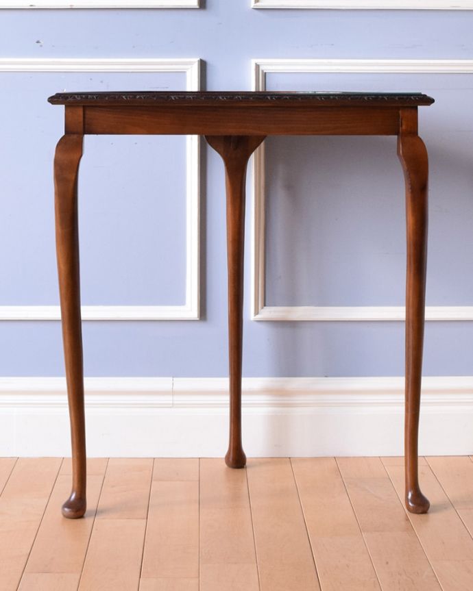 アンティークのテーブル アンティーク家具 イギリスから届いたアンティーク家具、ガラス天板のハーフムーンコンソールテーブル。アンティークは新品ではないので、もちろん経年変化によるキズはありますが、専門の職人が目立たないようキレイにお直しをしていますのでご安心ください。(q-1032-f)