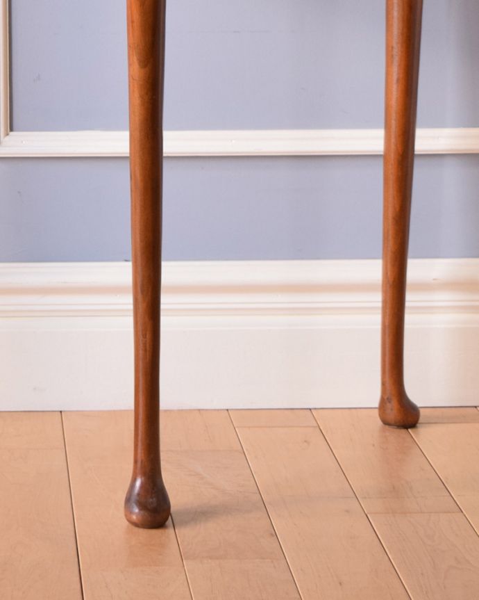 アンティークのテーブル アンティーク家具 イギリスから届いたアンティーク家具、ガラス天板のハーフムーンコンソールテーブル。細い脚先が繊細でステキ。(q-1032-f)