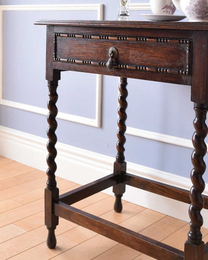 アンティークのテーブル　アンティーク家具　英国輸入のアンティーク家具、珍しい引き出し付きのオケージョナルテーブル。引き出し付きです。(q-1033-f)