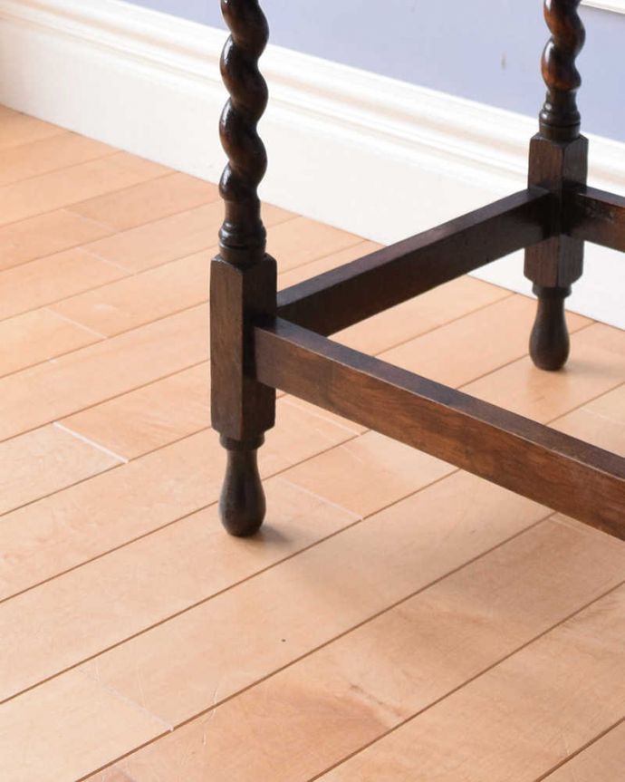 アンティークのテーブル　アンティーク家具　英国輸入のアンティーク家具、珍しい引き出し付きのオケージョナルテーブル。細い脚先が繊細でステキ。(q-1033-f)