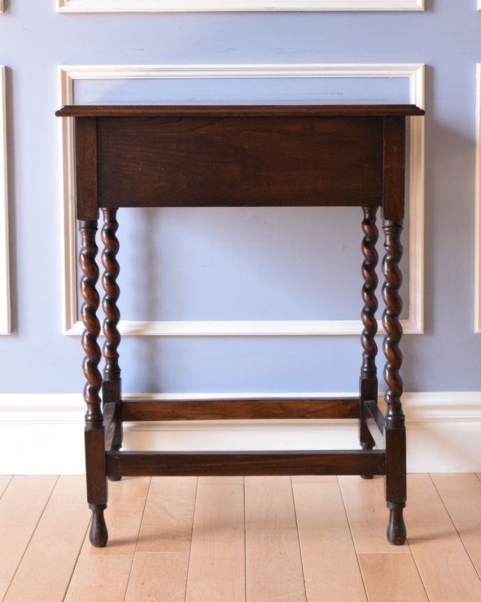 アンティークのテーブル　アンティーク家具　英国輸入のアンティーク家具、珍しい引き出し付きのオケージョナルテーブル。アンティークは新品ではないので、もちろん経年変化によるキズはありますが、専門の職人が目立たないようキレイにお直しをしていますのでご安心ください。(q-1033-f)