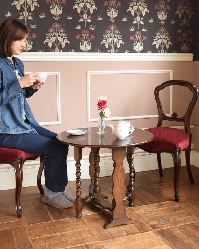 アンティークのテーブル　アンティーク家具　英国のアンティーク家具、珍しいコンパクトなサイズのゲートレッグテーブル（伸張式テーブル）。お友達とお茶したり、趣味の時間を過ごしたり、夫婦で食事をしたり…大きさを変えていろんな使い方が楽しめます。(q-1034-f)