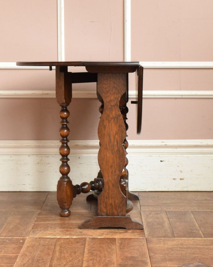 アンティークのテーブル　アンティーク家具　英国のアンティーク家具、珍しいコンパクトなサイズのゲートレッグテーブル（伸張式テーブル）。普段は折り曲げておいてパソコンをする時は広げて使ったり…。(q-1034-f)