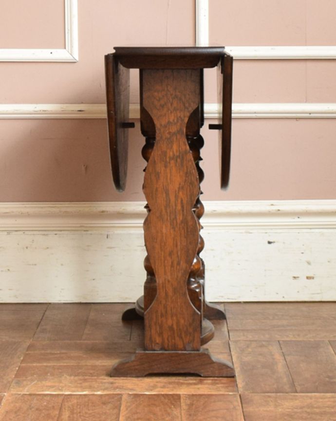 アンティークのテーブル　アンティーク家具　英国のアンティーク家具、珍しいコンパクトなサイズのゲートレッグテーブル（伸張式テーブル）。閉じるとこんなにコンパクトになるので、壁に付けて片付けることも可能です。(q-1034-f)