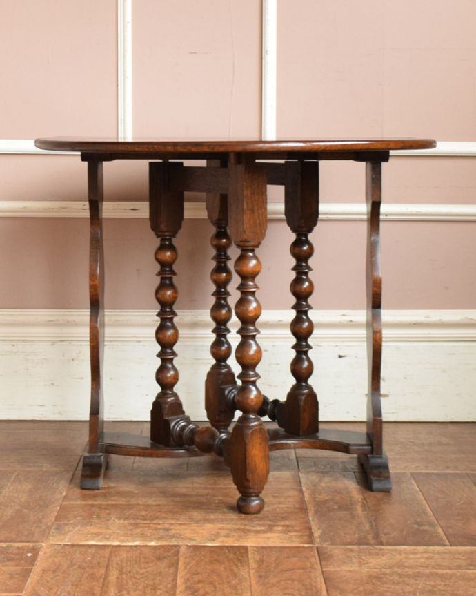 アンティークのテーブル　アンティーク家具　英国のアンティーク家具、珍しいコンパクトなサイズのゲートレッグテーブル（伸張式テーブル）。アンティークは新品ではないので、もちろん経年変化によるキズはありますが、専門の職人が目立たないようキレイにお直しをしていますのでご安心ください。(q-1034-f)