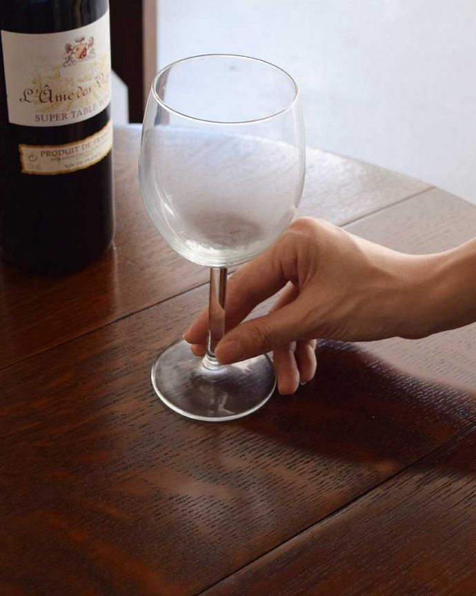 アンティークのテーブル　アンティーク家具　英国のアンティーク家具、珍しいコンパクトなサイズのゲートレッグテーブル（伸張式テーブル）。小さなテーブルとして便利に使えるので、使いたい場所にちょっと持って行って気軽に使ってみましょう。(q-1034-f)