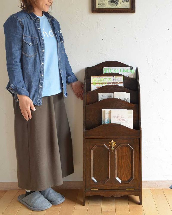 マガジンラック　アンティーク家具　お花の取っ手が可愛い、ボックス付きのマガジンラック、英国輸入のアンティーク家具。このマガジンラックなら、新聞さえ特別な気分で収納できますね。(q-1035-f)