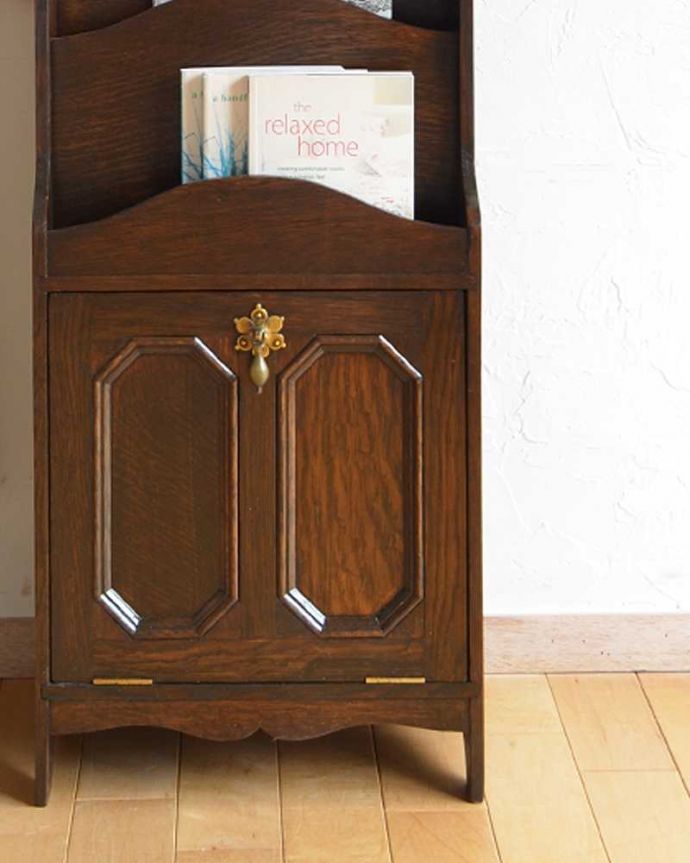 マガジンラック　アンティーク家具　お花の取っ手が可愛い、ボックス付きのマガジンラック、英国輸入のアンティーク家具。新聞や雑誌がとっても取りやすいんです。(q-1035-f)