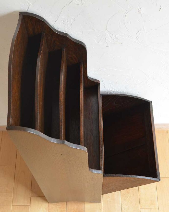 マガジンラック　アンティーク家具　お花の取っ手が可愛い、ボックス付きのマガジンラック、英国輸入のアンティーク家具。中までしっかりとお手入れしています。(q-1035-f)