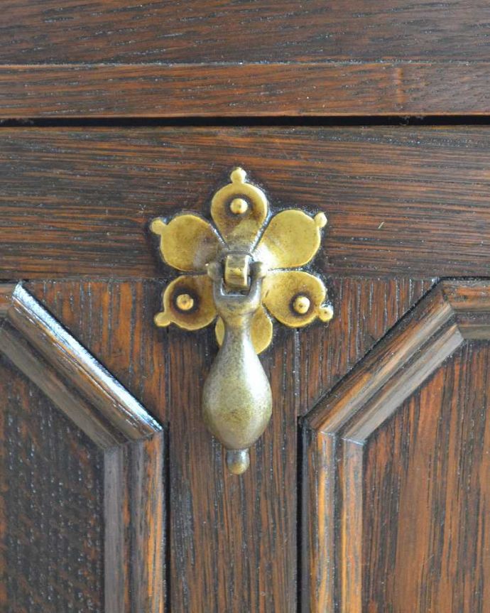 マガジンラック　アンティーク家具　お花の取っ手が可愛い、ボックス付きのマガジンラック、英国輸入のアンティーク家具。お花モチーフのドロップタイプの取っ手が可愛いデザインです。(q-1035-f)