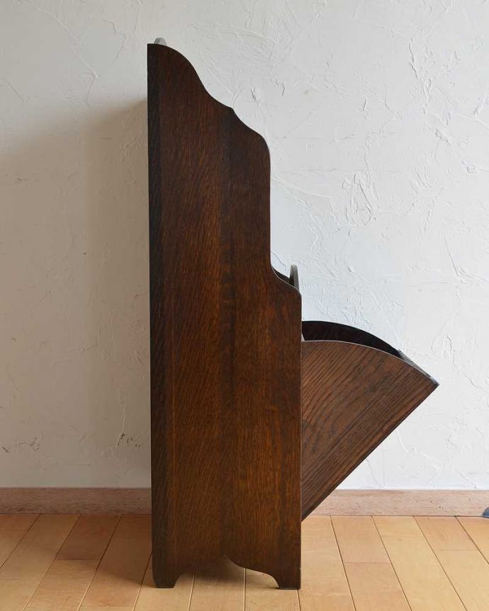 マガジンラック　アンティーク家具　お花の取っ手が可愛い、ボックス付きのマガジンラック、英国輸入のアンティーク家具。サイドから見ても美しいデザインです。(q-1035-f)