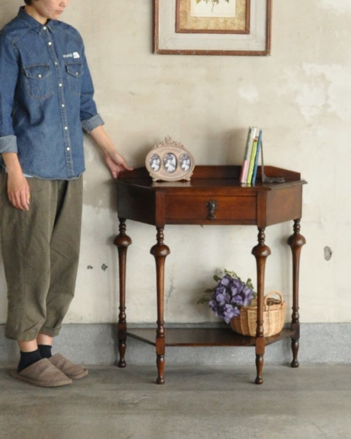 アンティークのテーブル　アンティーク家具　英国輸入のアンティーク家具、オーク材を使った引き出し付きコンソールテーブル 。そっと壁に付けて置くだけで、オシャレな雰囲気に。(q-1036-f)