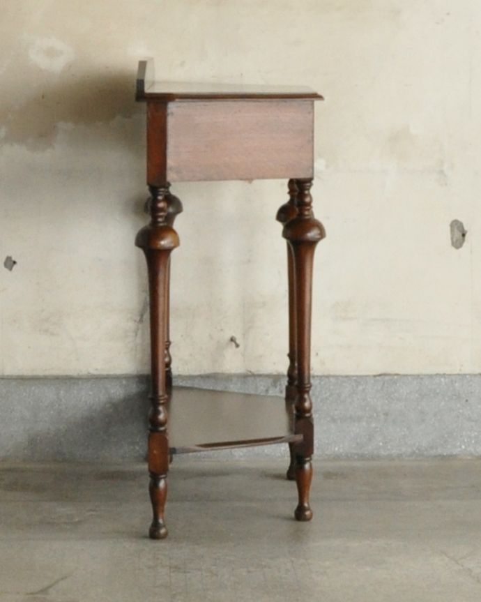 アンティークのテーブル　アンティーク家具　英国輸入のアンティーク家具、オーク材を使った引き出し付きコンソールテーブル 。サイドはこんなにスッキリ！場所を取らないので使いやすいです。(q-1036-f)