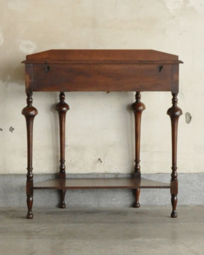 アンティークのテーブル　アンティーク家具　英国輸入のアンティーク家具、オーク材を使った引き出し付きコンソールテーブル 。アンティークは新品ではないので、もちろん経年変化によるキズはありますが、専門の職人が目立たないようキレイにお直しをしているので、後姿までキレイです。(q-1036-f)