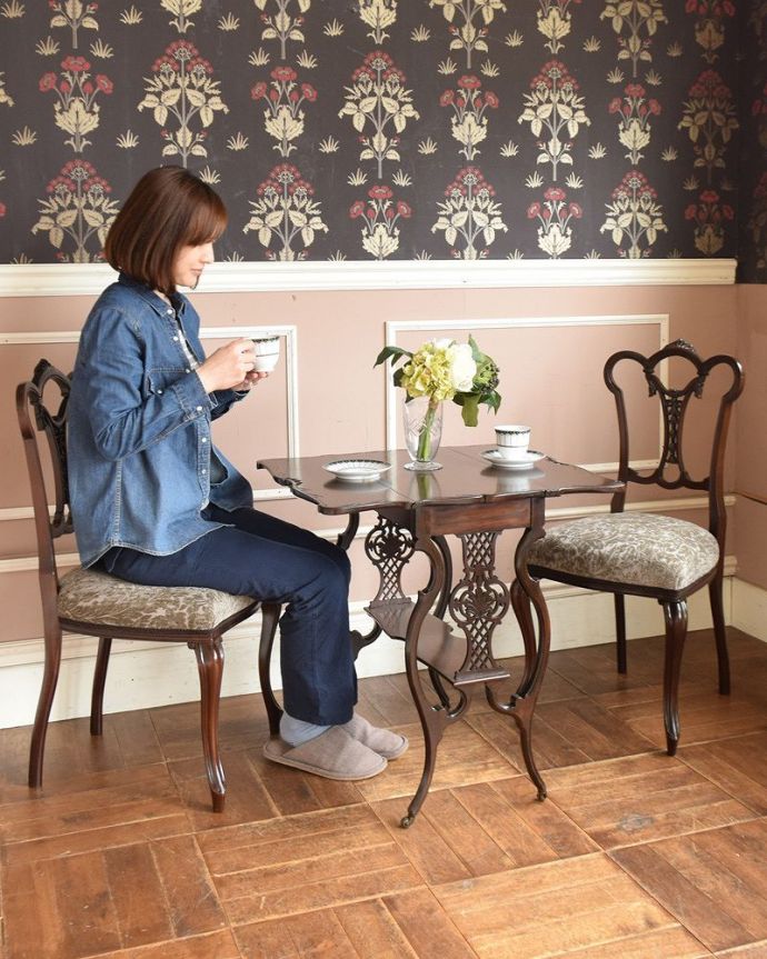 ロイドテーブル アンティーク家具 脚も天板も華やかなアンティーク ドロップリーフテーブル、英国輸入家具。天板を広げれば、来客はお友達とのお茶の時間もゆったりと楽しめます。(q-1038-f)