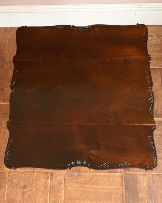 ロイドテーブル アンティーク家具 脚も天板も華やかなアンティーク ドロップリーフテーブル、英国輸入家具。広げた状態の天板です。(q-1038-f)