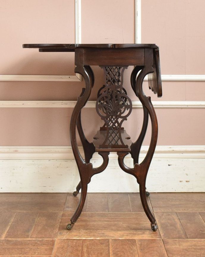 ロイドテーブル アンティーク家具 脚も天板も華やかなアンティーク ドロップリーフテーブル、英国輸入家具。壁付けにして、花台や電話台のように使ってもいいですね。(q-1038-f)