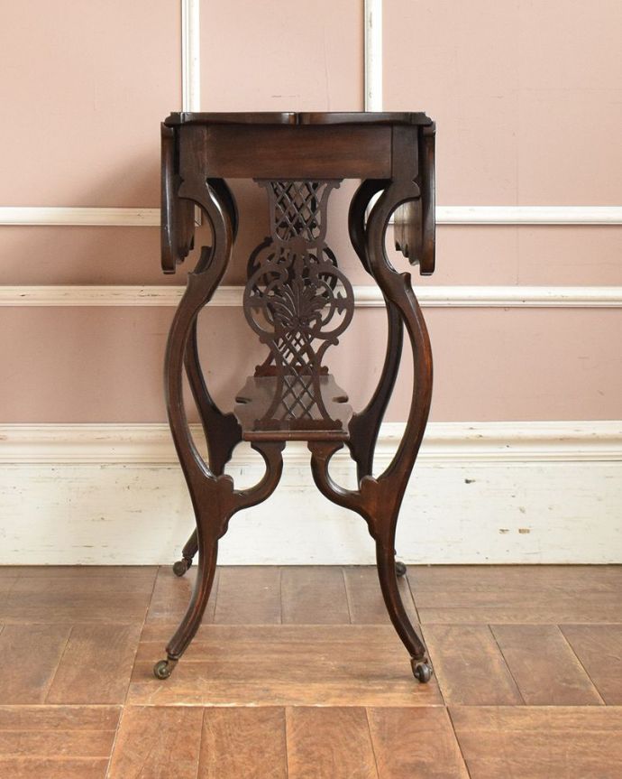 ロイドテーブル アンティーク家具 脚も天板も華やかなアンティーク ドロップリーフテーブル、英国輸入家具。使わないときは、たたんで壁につけておけば、お部屋が広く使えます。(q-1038-f)