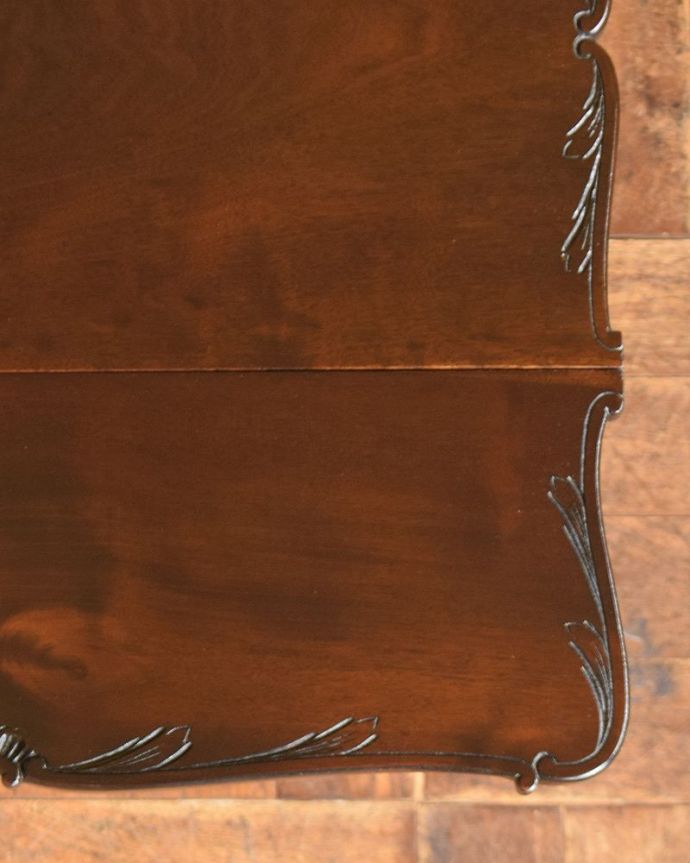 ロイドテーブル アンティーク家具 脚も天板も華やかなアンティーク ドロップリーフテーブル、英国輸入家具。縁どりにも繊細な装飾が付いています。(q-1038-f)
