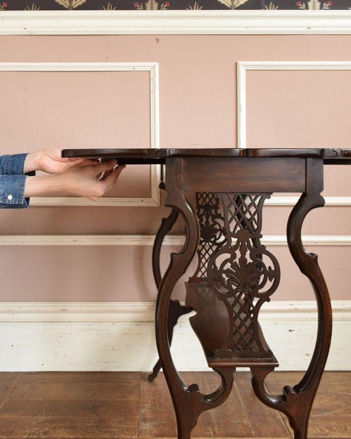 ロイドテーブル アンティーク家具 脚も天板も華やかなアンティーク ドロップリーフテーブル、英国輸入家具。広げるのはとっても簡単。(q-1038-f)