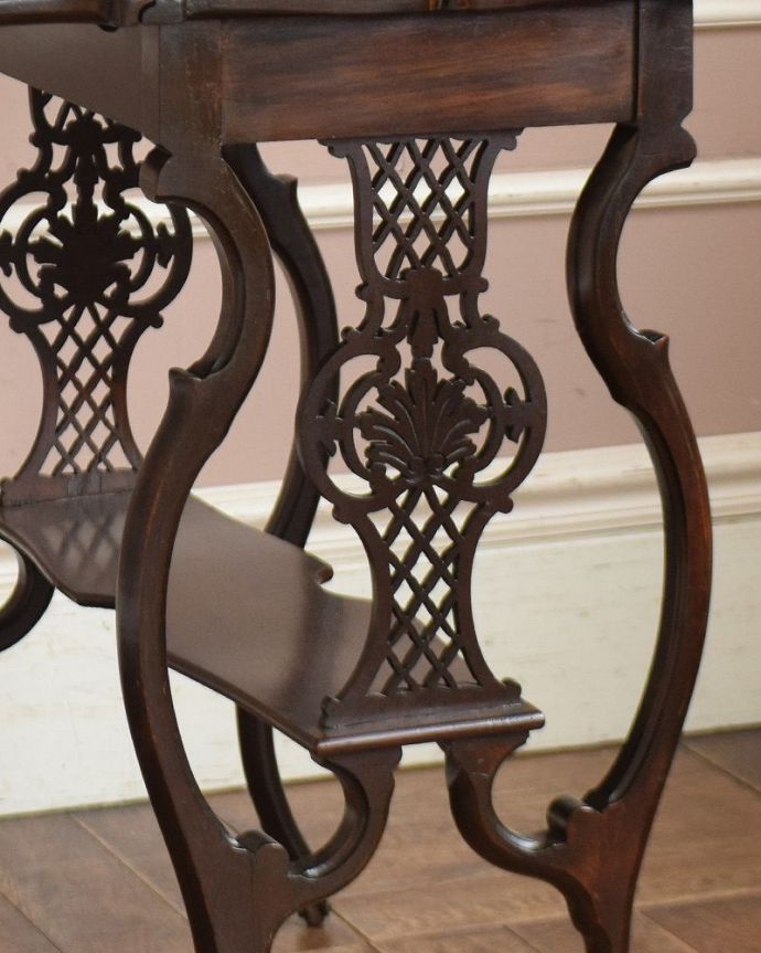 ロイドテーブル アンティーク家具 脚も天板も華やかなアンティーク ドロップリーフテーブル、英国輸入家具。下にはちょっとした物置があります。(q-1038-f)